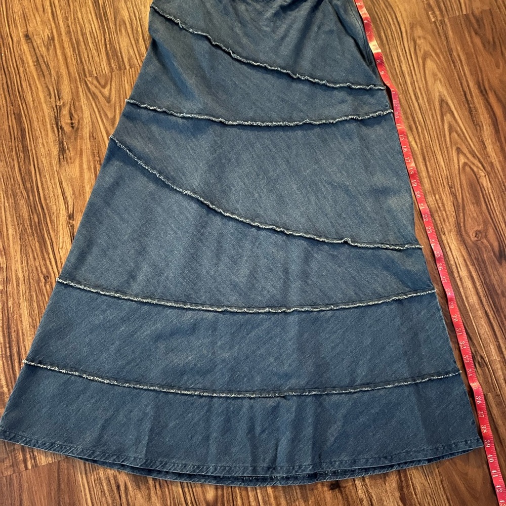 Lightweight denim skirt.